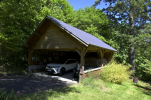 Maison en pierre dans son parc proche superbesse