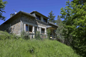 Maison en pierre dans son parc proche superbesse