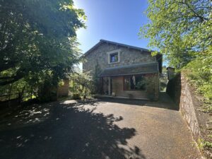 Maison en pierre dans son parc proche superbesse