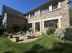 Maison en pierre dans son parc proche superbesse